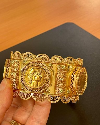 gros bracelet en or avec pièces
